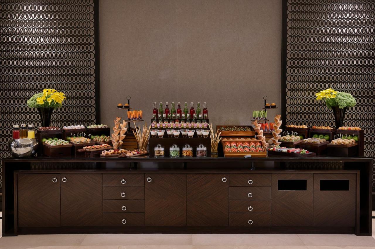Voco - Riyadh, An Ihg Hotel - فندق فوكو الرياض, احدى فنادق مجموعة إنتركونتيننتال Екстериор снимка A buffet at a hotel