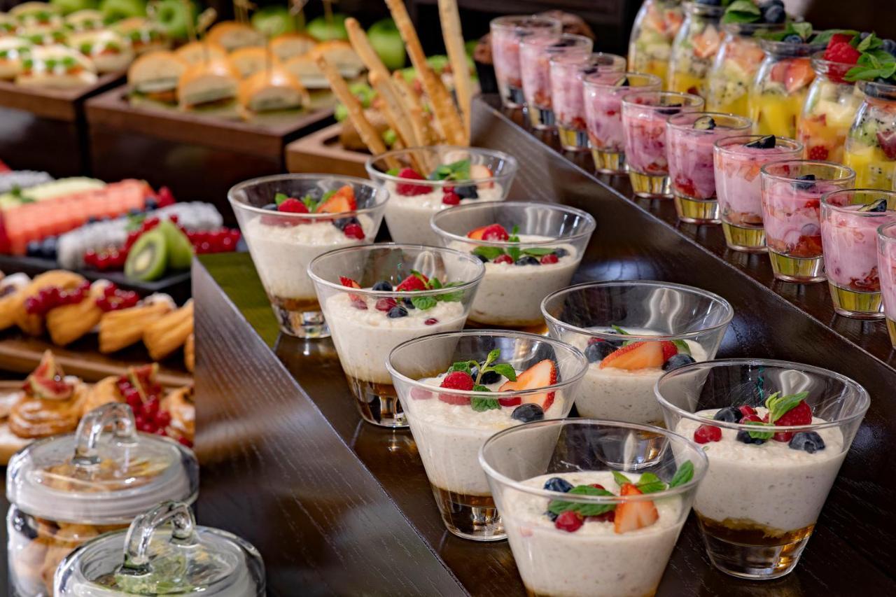 Voco - Riyadh, An Ihg Hotel - فندق فوكو الرياض, احدى فنادق مجموعة إنتركونتيننتال Екстериор снимка A selection of desserts