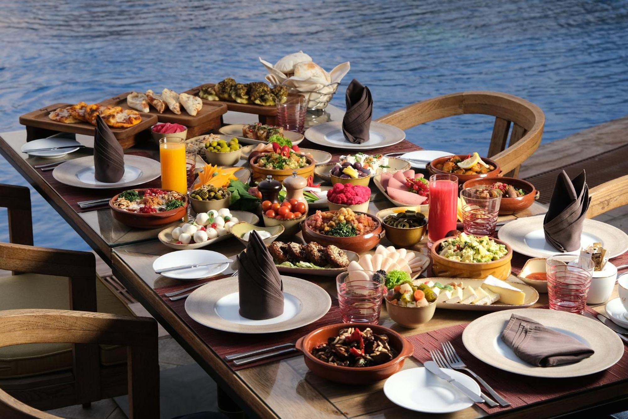 Voco - Riyadh, An Ihg Hotel - فندق فوكو الرياض, احدى فنادق مجموعة إنتركونتيننتال Екстериор снимка A selection of Turkish meze