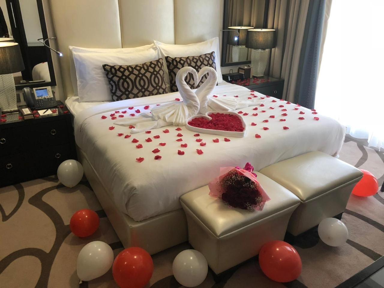 Voco - Riyadh, An Ihg Hotel - فندق فوكو الرياض, احدى فنادق مجموعة إنتركونتيننتال Екстериор снимка A bedroom decorated for a honeymoon