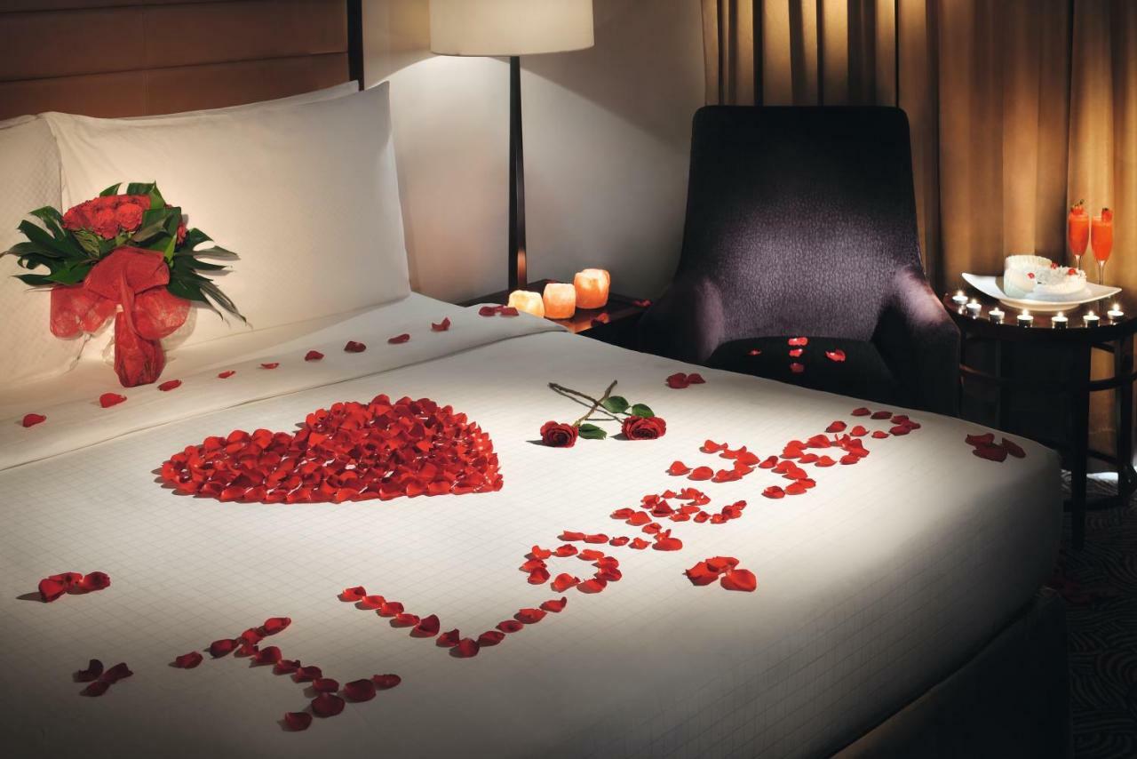 Voco - Riyadh, An Ihg Hotel - فندق فوكو الرياض, احدى فنادق مجموعة إنتركونتيننتال Екстериор снимка A bed decorated for Valentine's Day