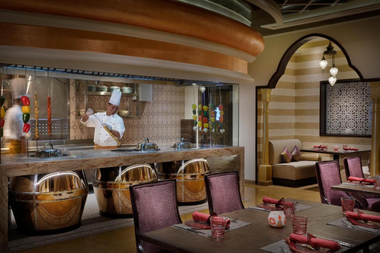 Voco - Riyadh, An Ihg Hotel - فندق فوكو الرياض, احدى فنادق مجموعة إنتركونتيننتال Екстериор снимка The restaurant Al Dar