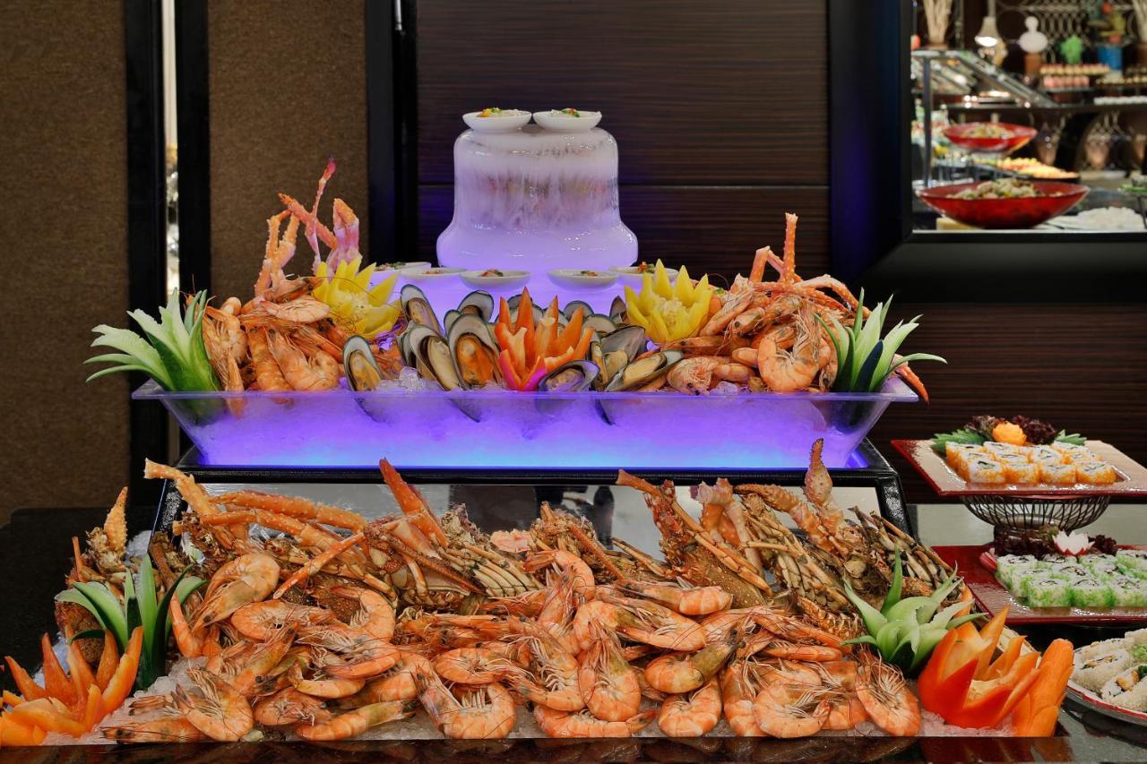 Voco - Riyadh, An Ihg Hotel - فندق فوكو الرياض, احدى فنادق مجموعة إنتركونتيننتال Екстериор снимка Seafood on display at a buffet