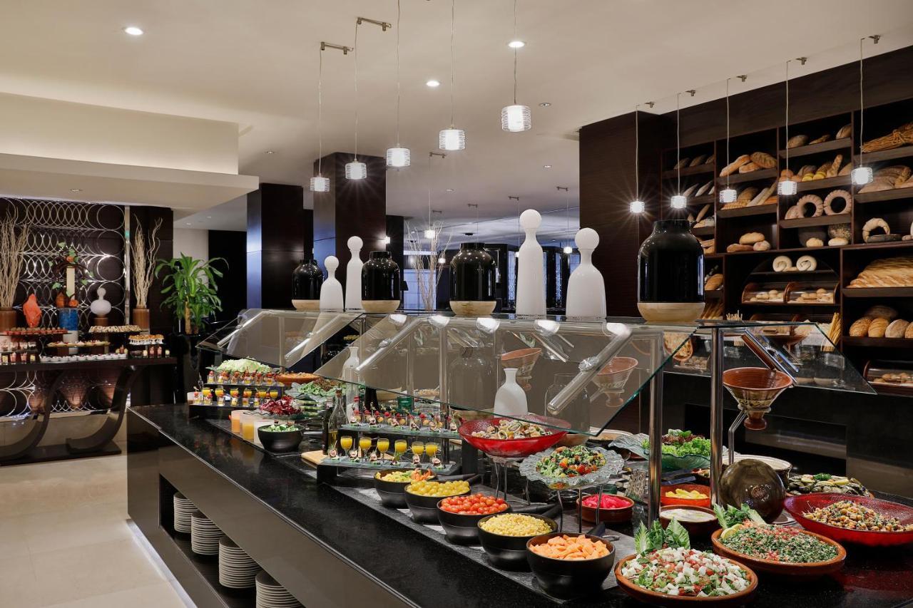 Voco - Riyadh, An Ihg Hotel - فندق فوكو الرياض, احدى فنادق مجموعة إنتركونتيننتال Екстериор снимка A buffet at a hotel