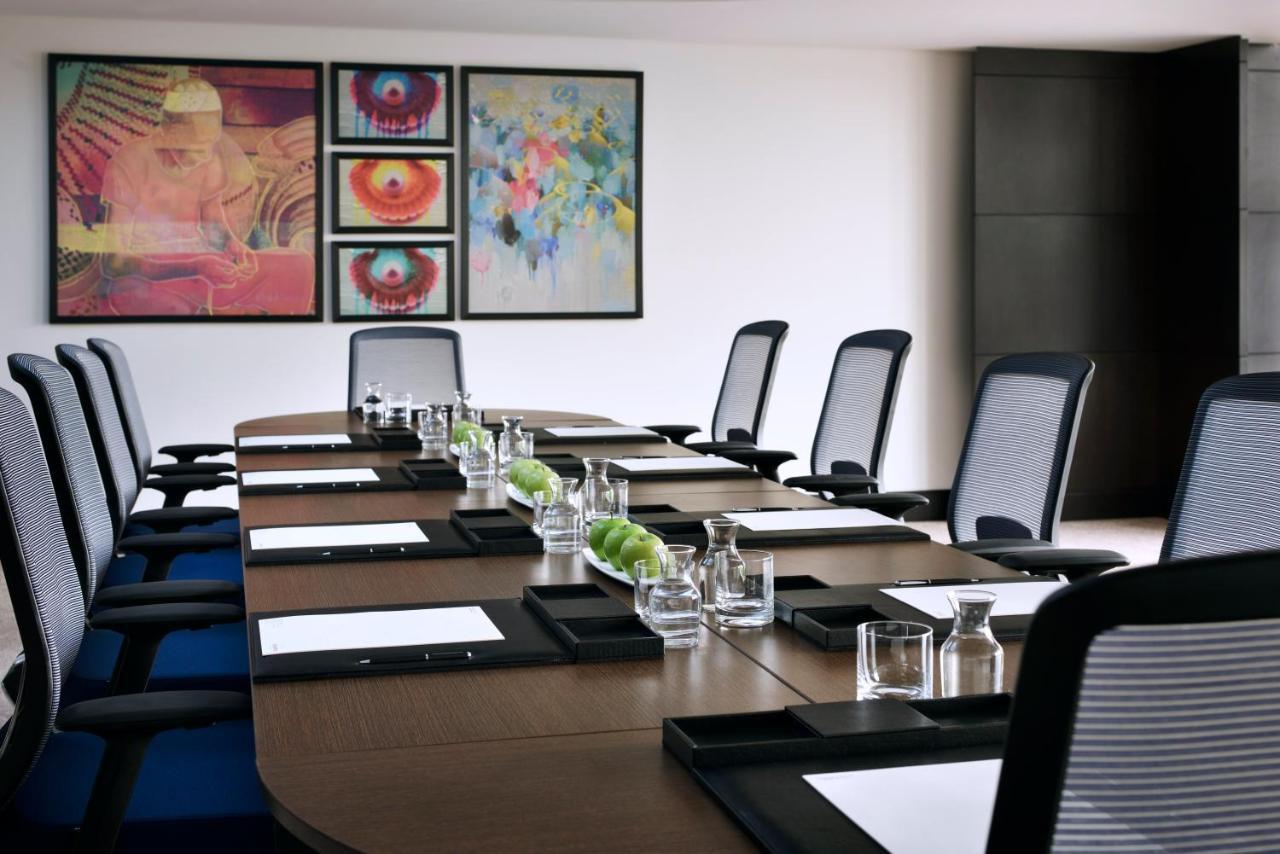 Voco - Riyadh, An Ihg Hotel - فندق فوكو الرياض, احدى فنادق مجموعة إنتركونتيننتال Екстериор снимка A boardroom at a hotel