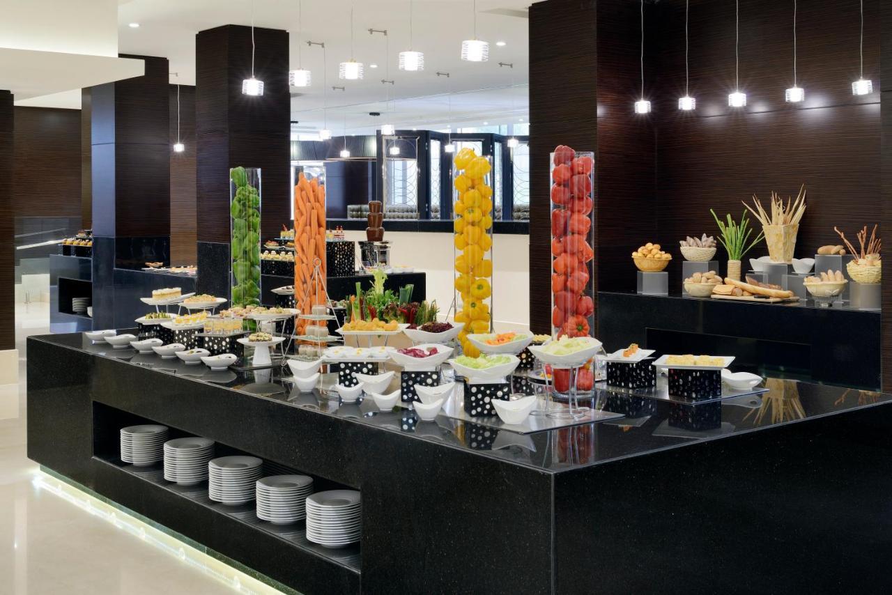 Voco - Riyadh, An Ihg Hotel - فندق فوكو الرياض, احدى فنادق مجموعة إنتركونتيننتال Екстериор снимка A buffet at a hotel